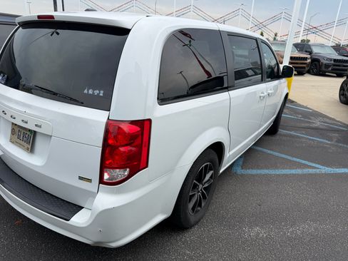 Used 2018 Dodge Grand Caravan SE FWD image 4