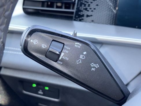 Certified 2026 Volkswagen Tiguan SE R-Line FWD image 23
