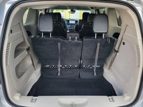 Used 2023 Chrysler Pacifica Touring-L FWD image 12