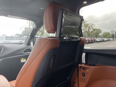 New 2026 Chrysler Pacifica Pinnacle image 51