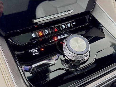 Used 2025 Jeep Wagoneer 4WD w/ Premium Group I image 16