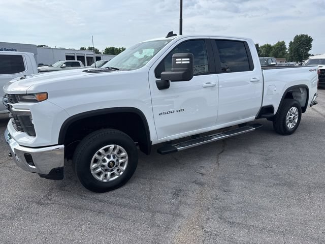 Used 2025 Chevrolet Silverado 2500 LT w/ Convenience Package AWD/4WD image 2
