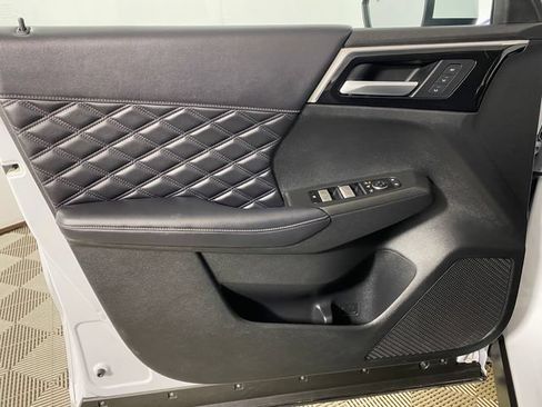 Used 2024 Mitsubishi Outlander SEL AWD/4WD image 12