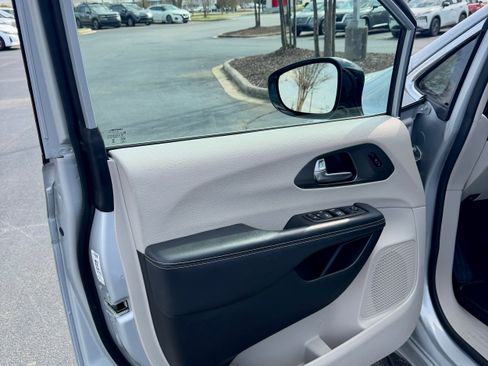 Used 2024 Chrysler Pacifica Touring-L image 7
