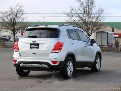 Used 2022 Chevrolet Trax LT w/ LT Convenience Package image 6