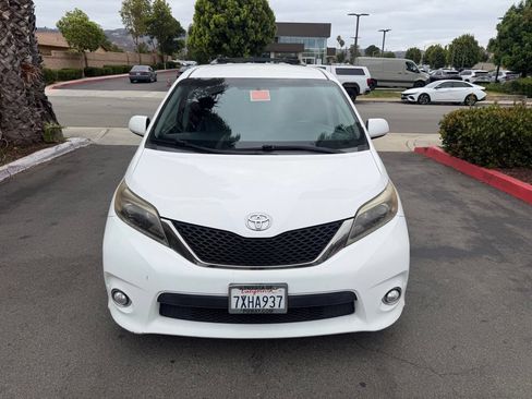 Used 2017 Toyota Sienna SE FWD image 3