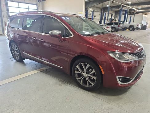 Used 2017 Chrysler Pacifica Limited image 4