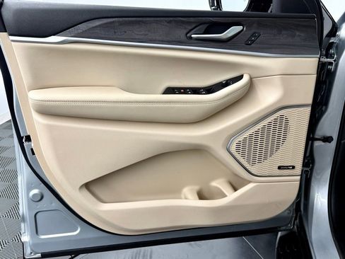 Used 2023 Jeep Grand Cherokee Limited w/ Luxury Tech Group II image 17