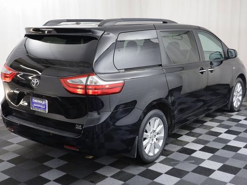 Used 2017 Toyota Sienna XLE image 19