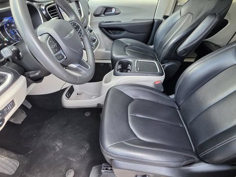 Used 2023 Chrysler Pacifica Touring-L FWD image 7