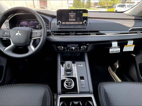 New 2025 Mitsubishi Outlander ES image 5