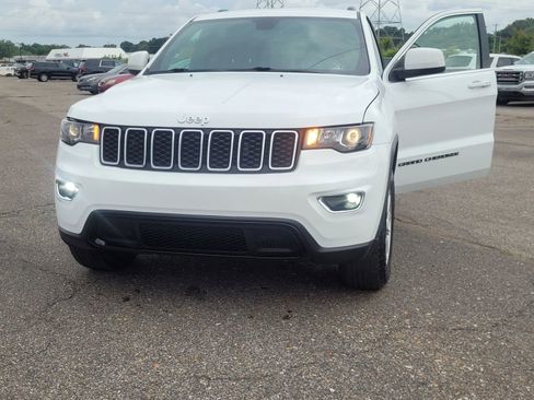 Used 2018 Jeep Grand Cherokee Laredo AWD/4WD image 5