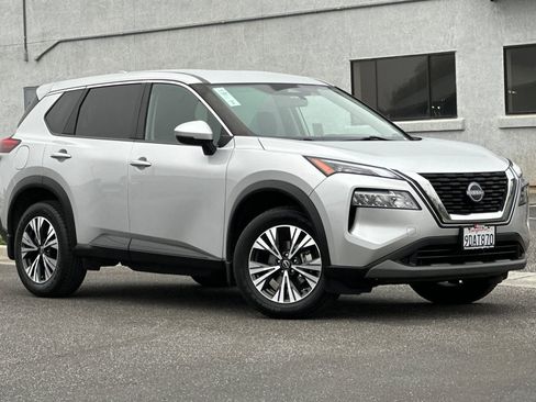 Used 2022 Nissan Rogue SV image 2