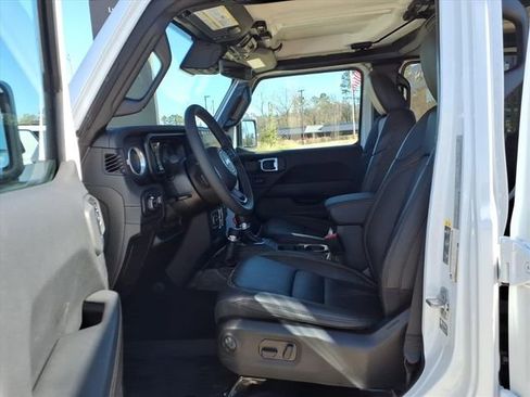 Used 2025 Jeep Gladiator Sport image 13