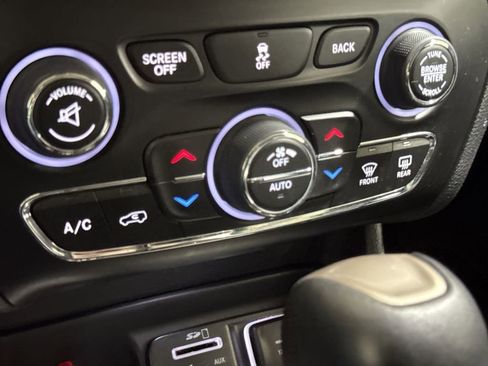 Used 2017 Jeep Cherokee Limited FWD image 16