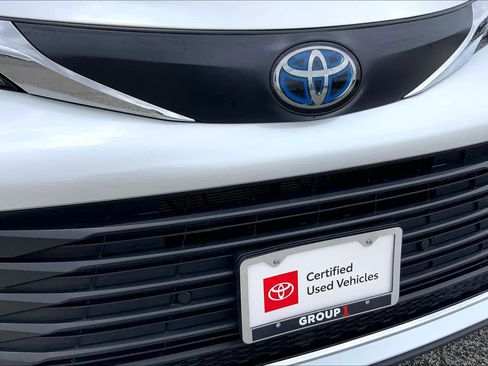 Certified 2024 Toyota Sienna XLE FWD image 29