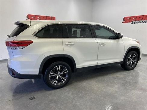 Used 2019 Toyota Highlander LE image 18