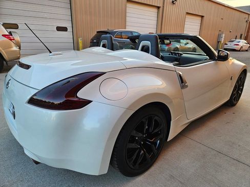 Used 2010 Nissan 370Z Touring image 19