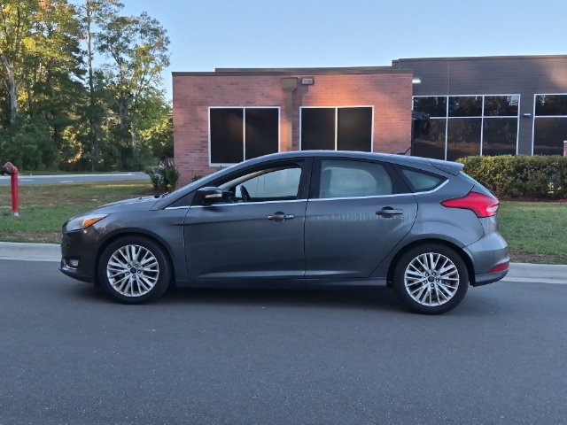 Used 2018 Ford Focus Titanium w/ Titanium Technology Package FWD image 2
