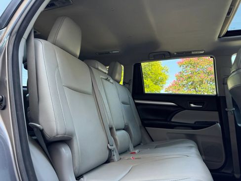 Used 2017 Toyota Highlander XLE FWD image 34