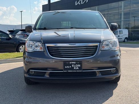 Used 2015 Chrysler Town & Country Touring FWD image 2
