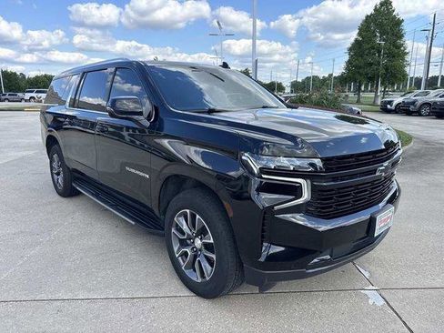 Used 2024 Chevrolet Suburban LT w/ Luxury Package RWD image 3