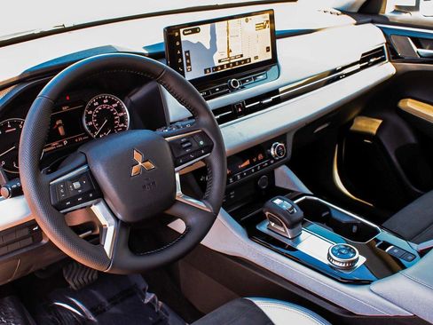 New 2025 Mitsubishi Outlander SE image 15