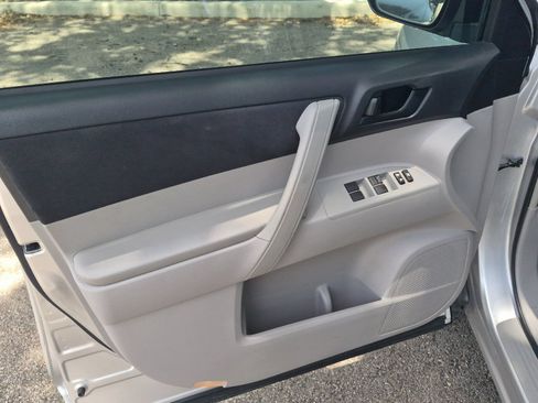 Used 2013 Toyota Highlander FWD image 10