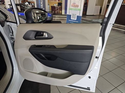 Used 2023 Chrysler Pacifica Touring-L FWD image 12