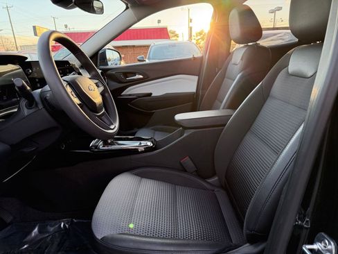 Used 2025 Chevrolet Trax LT image 24