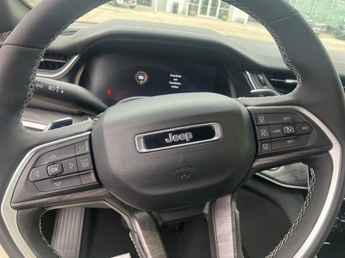 Certified 2024 Jeep Grand Cherokee Limited w/ Black Appearance Package image 9