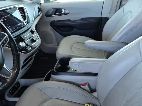 Used 2021 Chrysler Pacifica Touring-L image 17