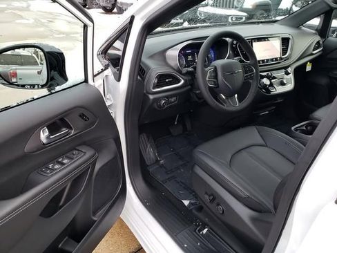 New 2026 Chrysler Pacifica Select image 6