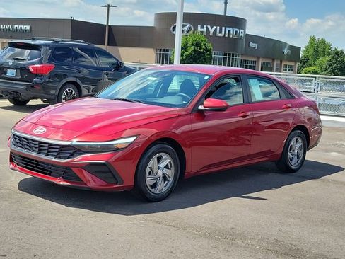 Used 2025 Hyundai Elantra SE FWD image 2