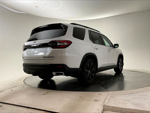 Used 2025 Honda Pilot Black Edition image 4