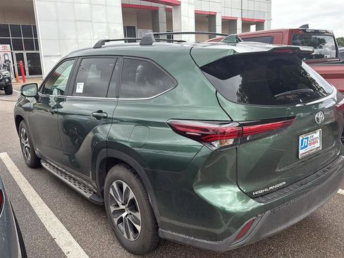 Used 2025 Toyota Highlander XLE image 2
