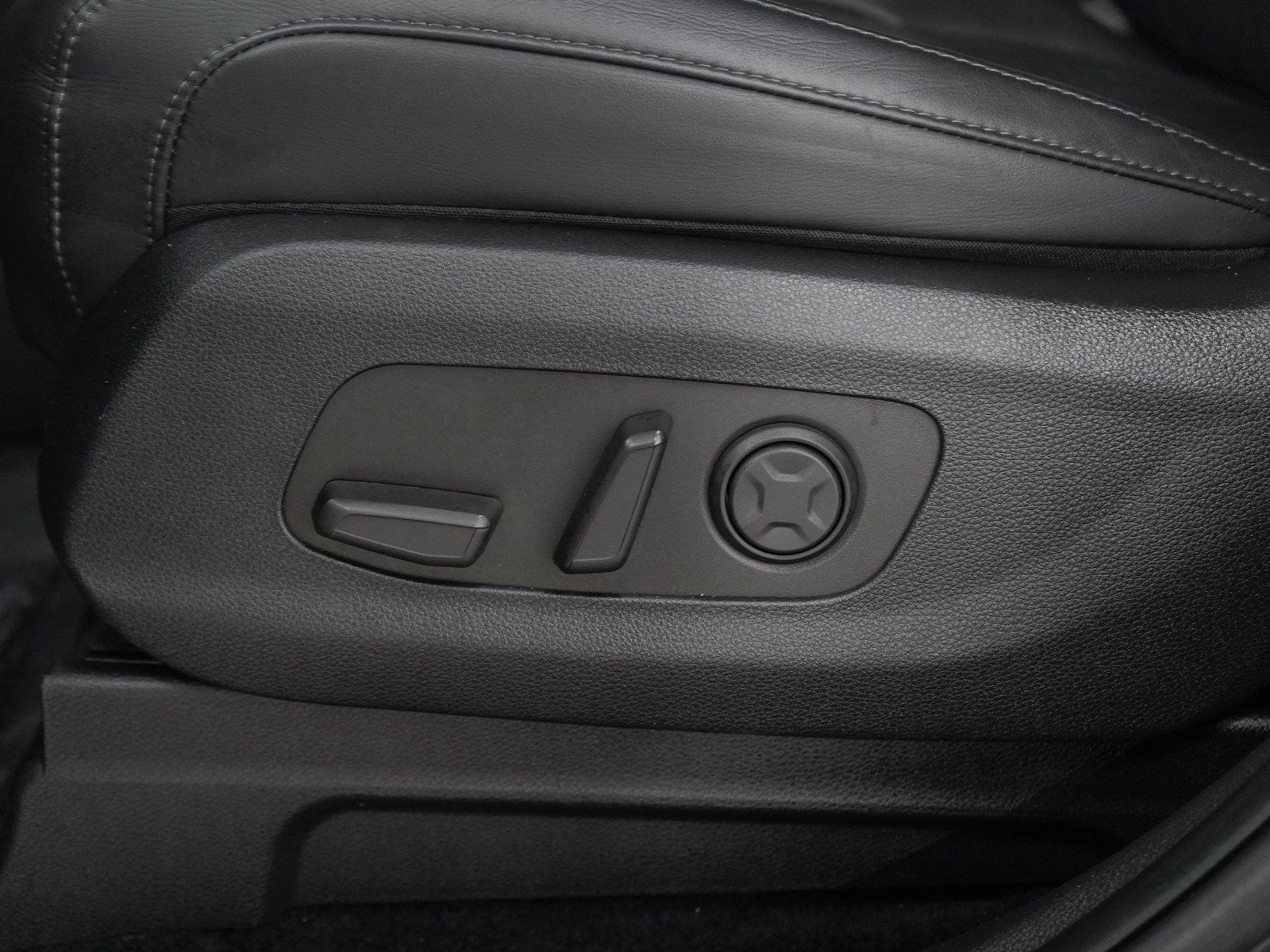 Used 2025 Kia Carnival FWD image 30