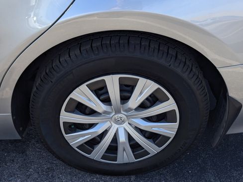 Used 2020 Toyota Camry LE image 7