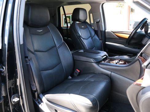 Used 2016 Cadillac Escalade Luxury AWD/4WD image 11