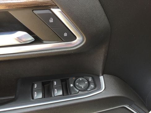 Used 2022 Chevrolet Silverado 1500 LT AWD/4WD image 9