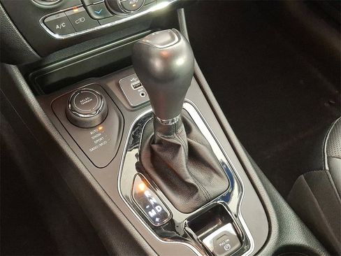 Used 2022 Jeep Cherokee Limited w/ Elite Package image 17