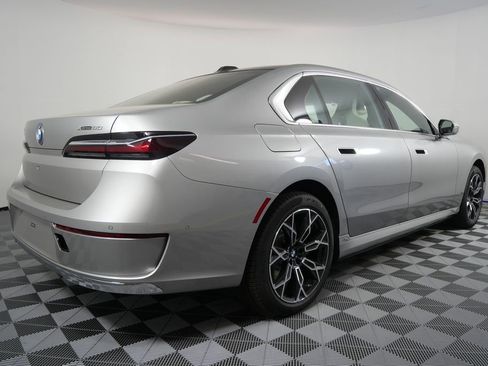 Used 2025 BMW i7 xDrive60 w/ Premium Package image 3