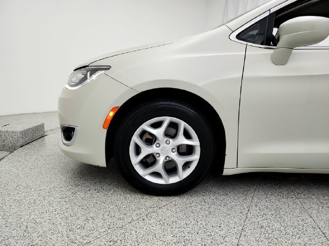 Used 2017 Chrysler Pacifica Touring-L w/ Tire & Wheel Group FWD image 37