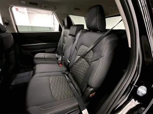 Used 2024 Nissan Pathfinder S image 19