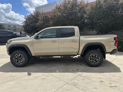 Used 2024 Chevrolet Colorado ZR2 w/ Technology Package AWD/4WD image 9