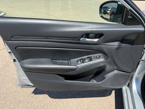 Used 2024 Nissan Altima 2.5 SV FWD image 11