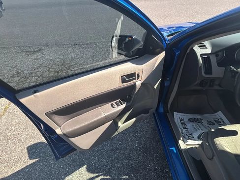 Used 2010 Ford Focus SE FWD image 7