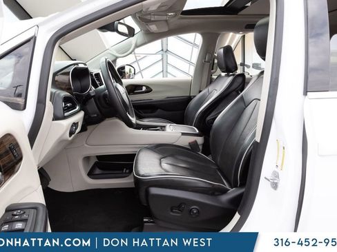 Used 2023 Chrysler Pacifica Limited FWD image 3