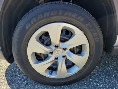 Used 2022 Toyota RAV4 LE image 11