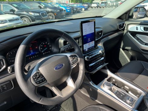 Used 2023 Ford Explorer Limited w/ Limited Technology Package AWD/4WD image 8